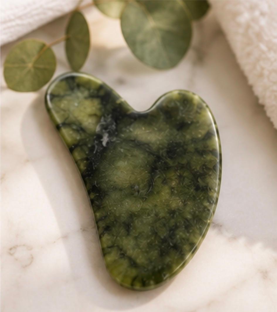 Set Masajeador Facial Rodillo Jade + Gua Sha